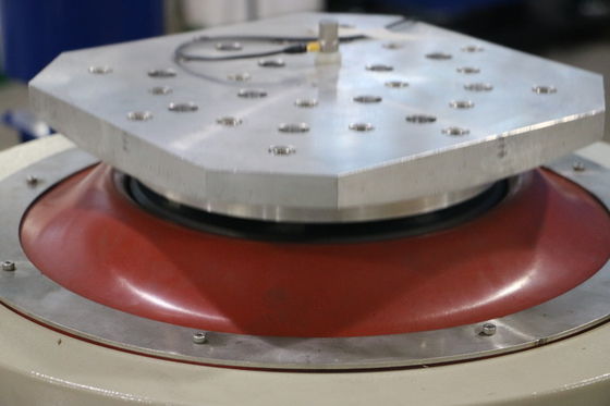 جهاز هزاز إلكتروديناميكي عمودي عالي التردد لاختبار الهزات البلاستيكية