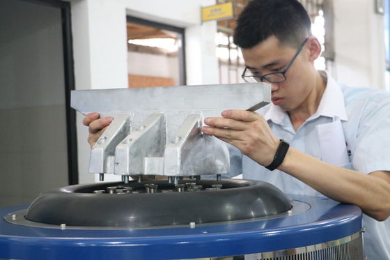 هزاز اهتزازات كهروديناميكي للوحة الدوائر المطبوعة